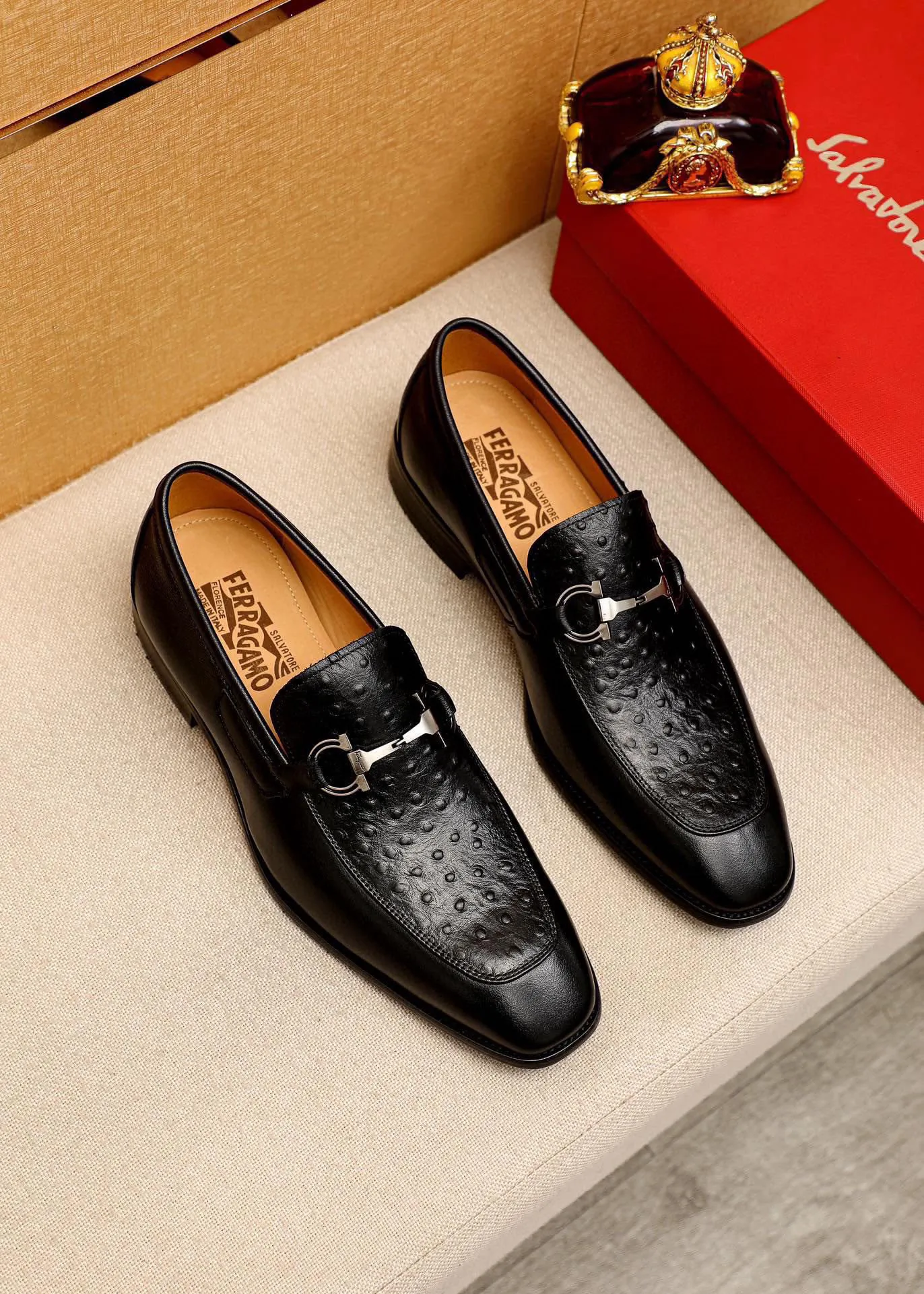Men's shoes 💰460 💐 Product trademark: Ferragamo "Ferragamo" casual leather shoes Regular size: 38-44 (custom-made for 45🉑️) Product materials: Selected imported first-layer calfskin embossed upper + original hardware buckle, imported water-dyed cowhide leather lining. Strong three-dimensional visual effect, combined outsole Color: 1⃣️color optional